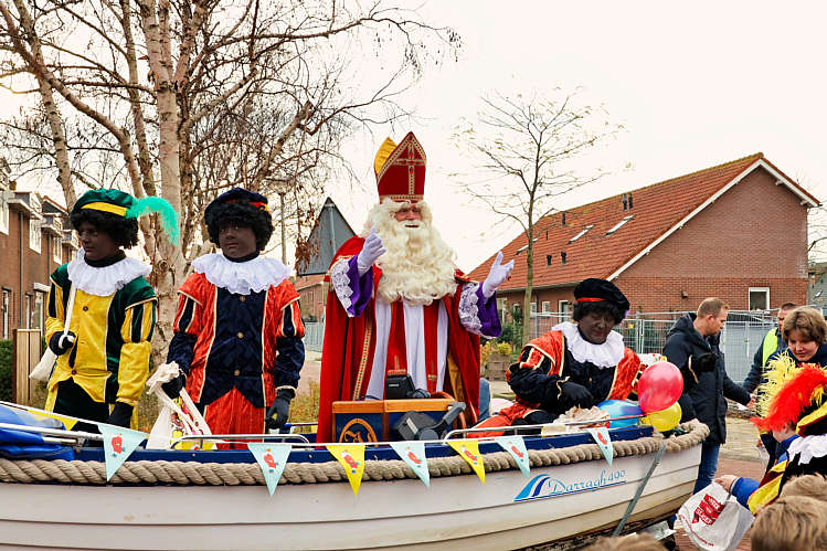 Aankomst van de Sint en zijn Zwarte Pieten in Waarder_019